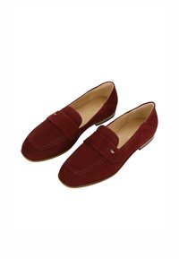 Bordowe zamszowe mokasyny z kwadratowym noskiem, z szerokim paskiem na przodku i subtelnymi detalami w postaci przeszyć, na niskim obcasie.