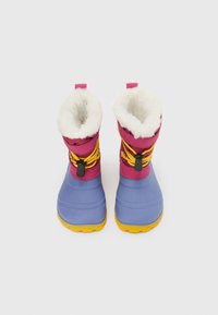 Kolorowe zimowe buty z fioletową dolną częścią, różową górną, żółtymi sznurowadłami i miękką białą wyściółką. Posiadają teksturowaną podeszwę dla lepszej przyczepności.