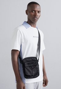 MOSCHINO BORSA TRACOLLA UNISEX - Torbica za okoli pasu - fantasia nero