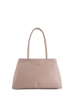 Světle růžová kožená kabelka se dvěma dlouhými úchyty a malou obdélníkovou zlatou ozdobou s logem na přední straně.