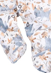 Baby-outfit met een witte stof met een blauw vospatroon, oranje en bruine bladeren, drukknoopjes en een zachte, gladde textuur.