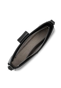 Borsa in pelle nera con chiusura a zip. L'interno presenta un rivestimento in morbido tessuto grigio e un compartimento diviso per l'organizzazione.