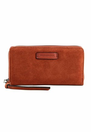 Portefeuille en daim marron à la texture lisse, fermeture éclair, et une languette en cuir avec le nom de la marque embossé. Comprend une sangle pour le poignet.
