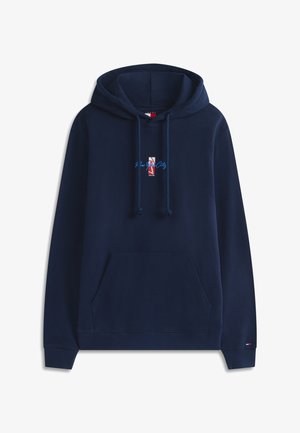 Tamno plava majica s kapuljačom s prednjim džepom, kapuljačom s vrpcama za vezanje i malim crvenim, bijelim i plavim logotipom s tekstom "New York City" na prsima.