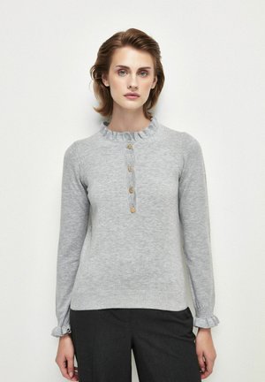 Grau gestrickter Pullover mit Rüschensaum, Knöpfen vorne und langen Ärmeln. Hat eine weiche Textur und eine taillierte Silhouette.