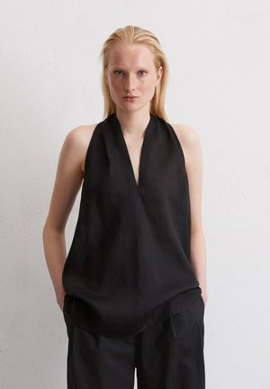 Schwarzes Trägershirt aus leichtem Stoff mit tiefem V-Ausschnitt und lockerer Passform. Es hat keine Verzierungen und einfache Linien.