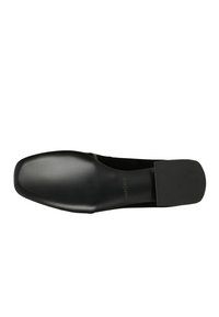 Czarny obuwie z gładkiej skórzanej cholewki, okrągłym noskiem i teksturowaną gumową podeszwą. Oferuje subtelne logo z boku.