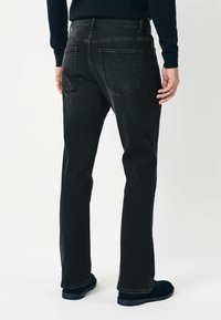 Mørkegrå denim jeans med lige ben, der har to baglommer, diskret syning og en lav talje. Blød stofstruktur.