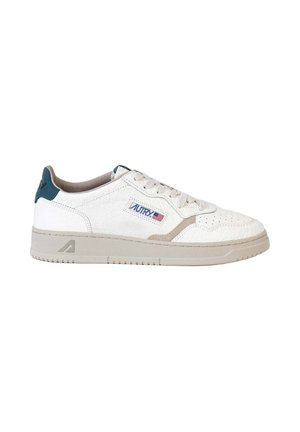 Baskets basses blanches avec semelle beige, bout perforé, patch bleu au talon et logo Autry avec drapeau américain sur le côté.