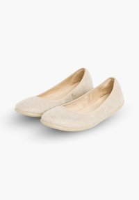 Beige baletní ploché boty vyrobené z texturované tkaniny s kulatou špičkou a měkkým vnitřním polstrováním. Nízkoprofilová gumová podrážka pro pohodlí.