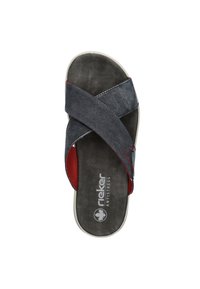 Sandale gris foncé avec des sangles croisées, présentant une texture en maille et des accents rouges. Semelle intérieure douce avec le logo "rieker anti-stress". Semelle extérieure blanche.
