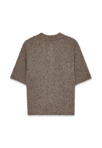 Īsām piedurknēm brūna adīta džemperis ar strukturētu virsmu un apaļu kakla izgriezumu, ar brīvu siluetu un smalkiem krāsas plankumiem.