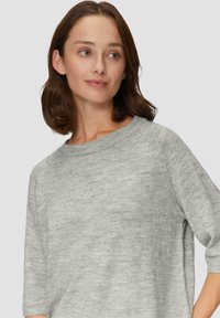 Grauer Pullover mit kurzen Ärmeln, rundem Ausschnitt, weichem Textil und lässiger Passform. Subtile Variationen im Grauton im gesamten Stoff.