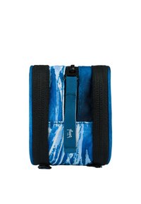 Borsa in tessuto blu e bianco con motivi, dotata di due manici neri, una chiusura frontale a zip e un manico ad anello in cima. Forma rettangolare compatta.