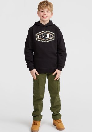 Zwarte hoodie met wit en gouden grafisch logo, groene cargobroek met zijzakken en tan laarzen. Eenvoudig ontwerp, casual pasvorm.