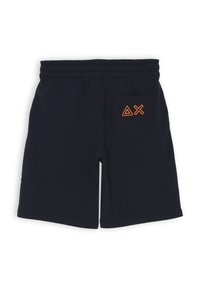 Pantaloni corti blu navy realizzati in materiale morbido con vita elastica e una tasca posteriore caratterizzata da forme geometriche ricamate in arancione.