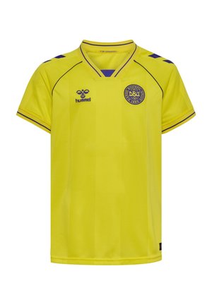 Jasnożółty sportowy jersey z krótkim rękawem z fioletowym obszyciem, logo Hummel na prawej piersi oraz emblemat Duńskiego Związku Piłki Nożnej na lewej piersi.