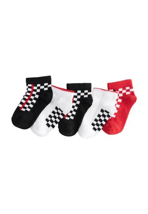 Vier Paar Knöchelsocken in Schwarz, Weiß und Rot. Merkmale sind karierte Muster, gerippte Bündchen und eine glatte Textur.