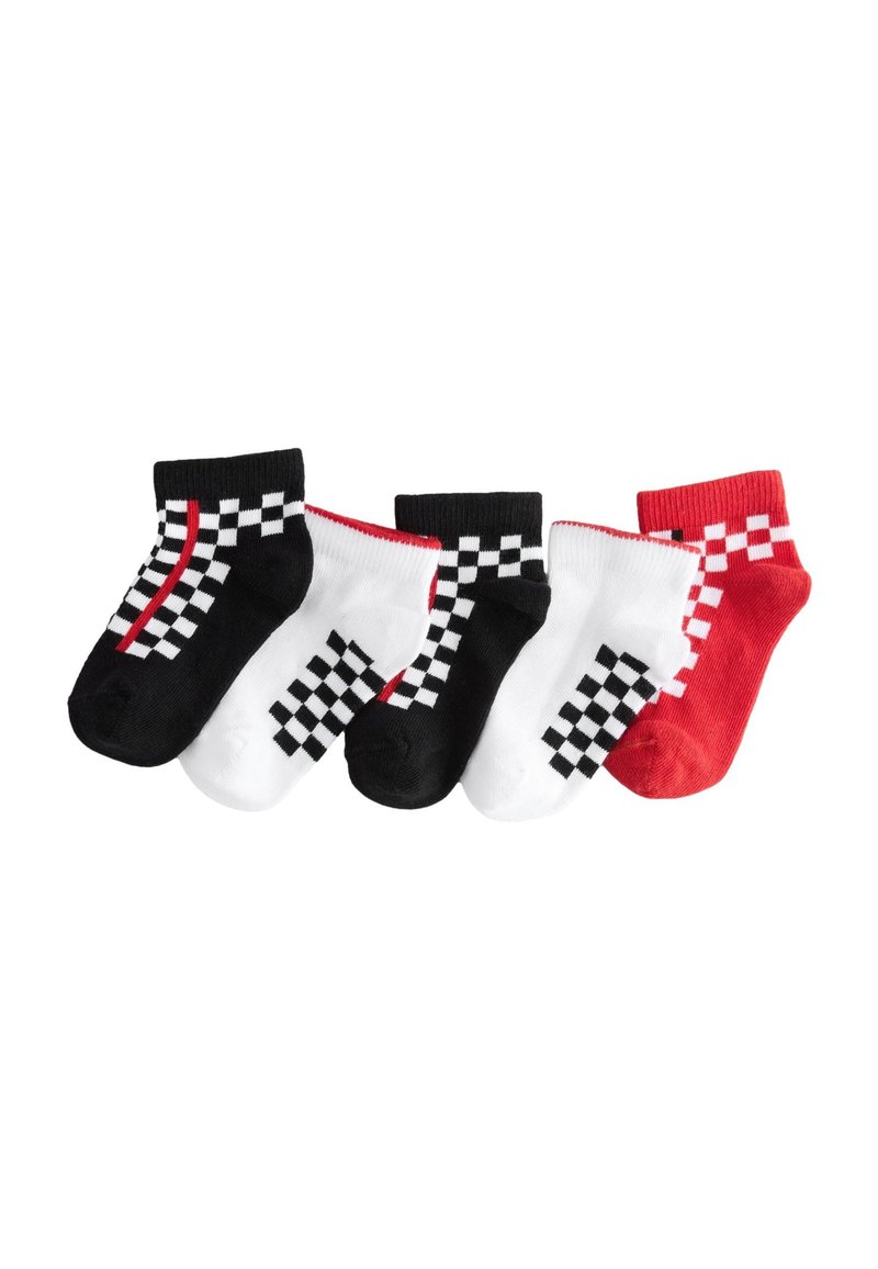 Quattro paia di calzini alla caviglia in nero, bianco e rosso. Presentano pattern a scacchi, polsini a coste e una texture liscia.