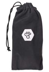 Sacul negru cu șnur, fabricat dintr-un material durabil. Are un logo hexagonal alb pe partea din față. Textură netedă, design ușor.