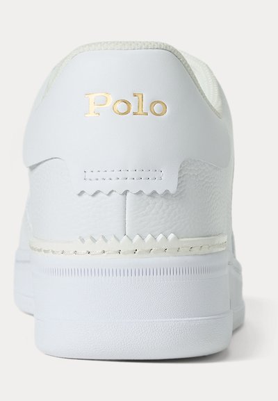 Toc de pantof sneaker din piele albă cu logo auriu „Polo” și detalii cusute texturate pe o talpă albă.