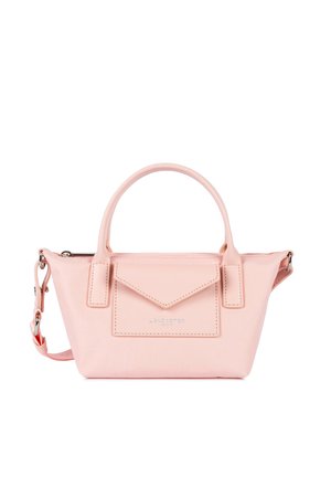 Petit sac à main rose clair avec doubles anses, poche avant en forme d'enveloppe et bandoulière amovible sur fond blanc.