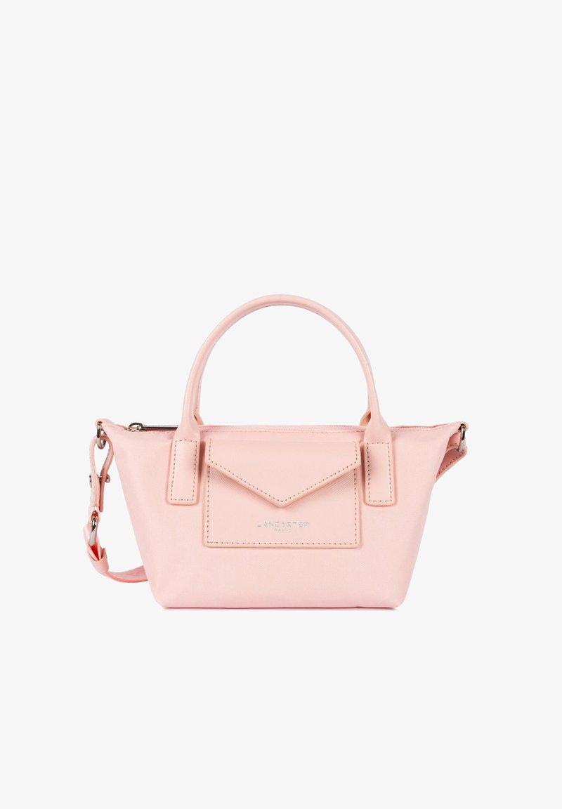 Petit sac à main rose clair avec doubles anses, poche avant en forme d'enveloppe et bandoulière amovible sur fond blanc.