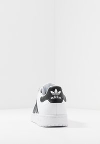 adidas Originals Tenisky - white