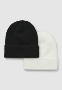 Due cappelli beanie, uno nero e uno bianco, realizzati in tessuto a maglia. Entrambi presentano un orlo piegato e una corona arrotondata.