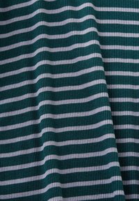 Tissu côtelé vert foncé avec des rayures horizontales blanches fines et régulièrement espacées, créant un motif texturé.