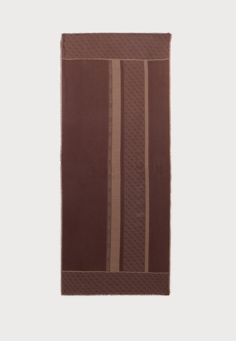 Écharpe rectangulaire marron avec des rayures verticales marron plus claires, des petits motifs de logo répétés et le nom de la marque "Guess" le long d'une des rayures.