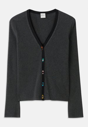 Cardigan gris à côtes avec un décolleté en V profond, des manches longues et des bordures noires. Présente des boutons colorés en forme de fleur sur le devant.