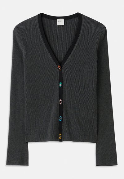 Cardigan grigio a coste con scollatura a V profonda, maniche lunghe e rifiniture nere. Presenta dei bottoni colorati a forma di fiore lungo la parte anteriore.