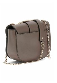 Sac épaule marron en simili cuir avec une bandoulière en chaîne, de forme arrondie, texture lisse, et une poche avant. Boucle simple et accents cousus.