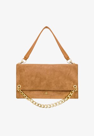 Borsa a mano in suede beige con un design piatto, caratterizzata da un accento in catena dorata e una tracolla in pelle rimovibile. Texture liscia con un aspetto minimalista.