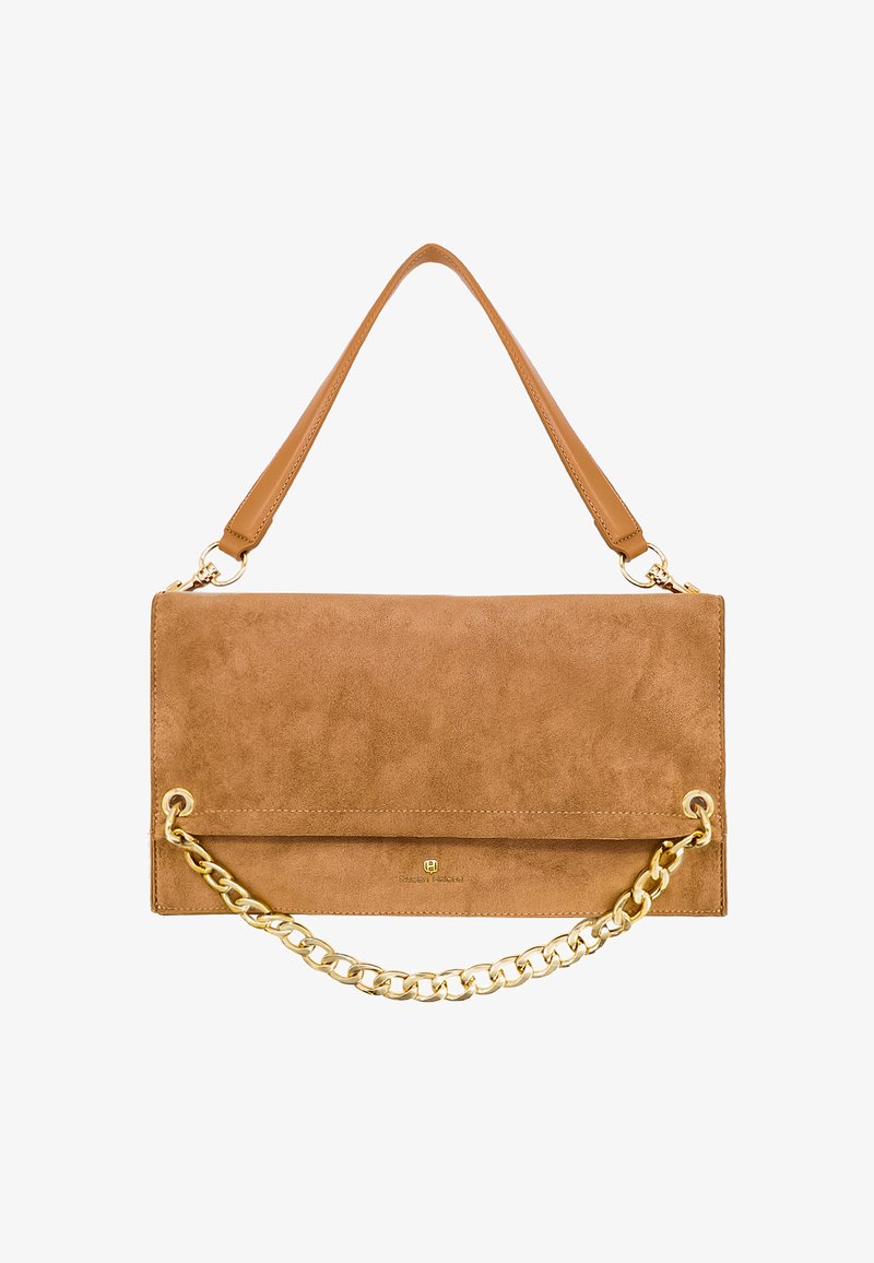 Borsa a mano in suede beige con un design piatto, caratterizzata da un accento in catena dorata e una tracolla in pelle rimovibile. Texture liscia con un aspetto minimalista.