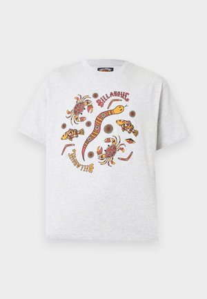 Lysegrå t-shirt med farverige, stiliserede havdyr, herunder en slange, krabber og fisk, samt ordet "Billabong" i rød og gul tekst.