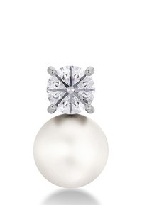 Silverörhänge med rund diamant ovanför en slät vit pärla, som visar en polerad yta och klar kristallglans.