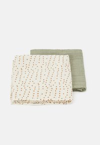 Due coperte di mussola piegate, una di un beige chiaro con pois marroni e l'altra verde salvia uniforme, su uno sfondo bianco.