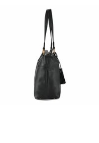 Schwarze Handtasche aus Leder mit strukturiertem Finish, ausgestattet mit zwei langen Griffen, einem Quastendetail und goldenen Beschlägen. Rundliche Form.