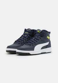 Sneakers alte con tomaia sintetica blu navy, suola intermedia bianca, suola esterna in gomma nera texturizzata e dettagli gialli. Presentano un collo imbottito e lacci.