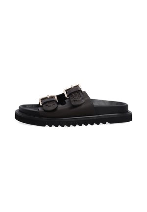 Braune Leder-Sandalen mit zwei geflochtenen Riemen und silberfarbenen Schnallen, ausgestattet mit einer dicken schwarzen Gummisohle mit Zickzack-Muster.
