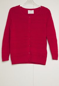 Cardigan rosso lavorato a maglia con scollo rotondo, bottoni frontali e design testurizzato con righe orizzontali e motivi a traforo.