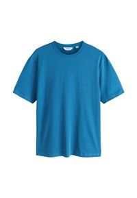 T-shirt bleu à manches courtes avec col rond, avec un petit logo brodé sur la poitrine, présenté sur un fond blanc.