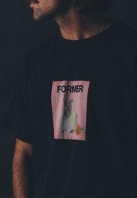 Former VALENTINE - T-shirts med print - black