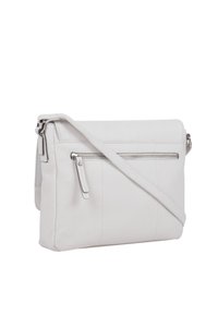 Usnjena torbica za čez ramo v beli barvi, z zadrgo na sprednjem žepu, nastavljivim trakom in gladko teksturo s subtilnimi šivi.