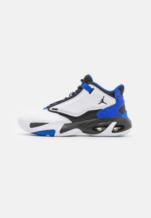 Hvid, sort og blå atletik sneaker med høj ankel, synlig luftpolstring i sålen og Jumpman-logo på sidepanelet.