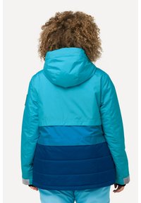 Giacca isolante blu e verde acqua con cappuccio, caratterizzata da un design a blocchi di colore, texture liscia e polsini regolabili.
