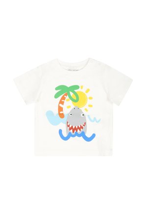 T-shirt in cotone bianco con una grafica di uno squalo grigio, una palma verde e un sole giallo. Maniche corte, scollatura tonda, onde oceaniche giocose.