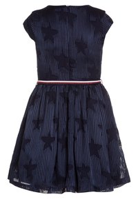 Robe marine à manches courtes, ornée d'un motif de étoiles texturé et de rayures verticales. Un ruban rouge, blanc et bleu souligne la taille.